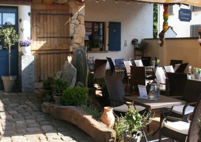 Eingangsbereich Gaststätte im Faselstall Biebesheim mit Brunnen und Terrasse